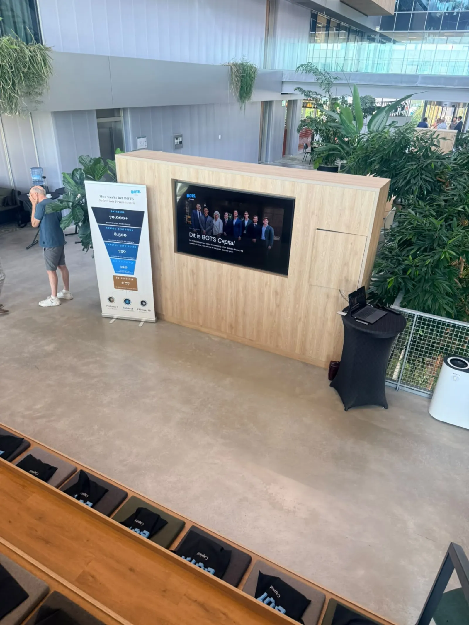 De stand van BOTS Capital met tv-scherm en banner tijdens een eerdere beursdag