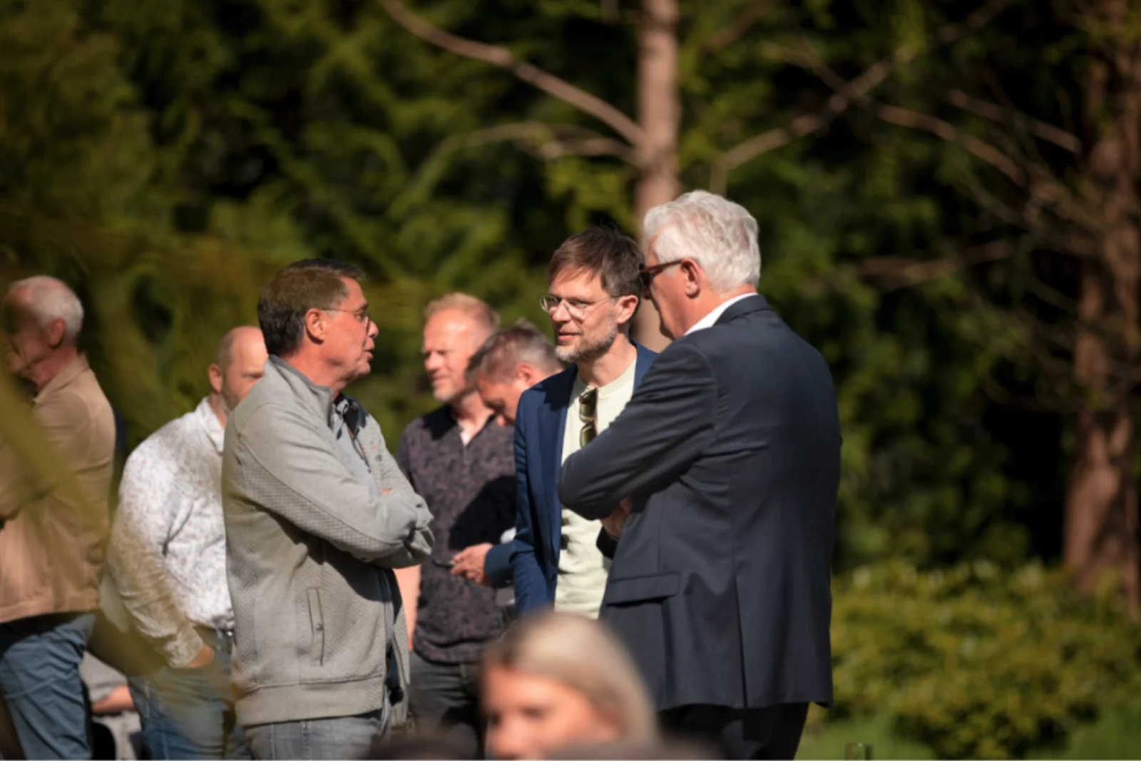 Een belegger en een specialist in gesprek tijdens een eerdere editie