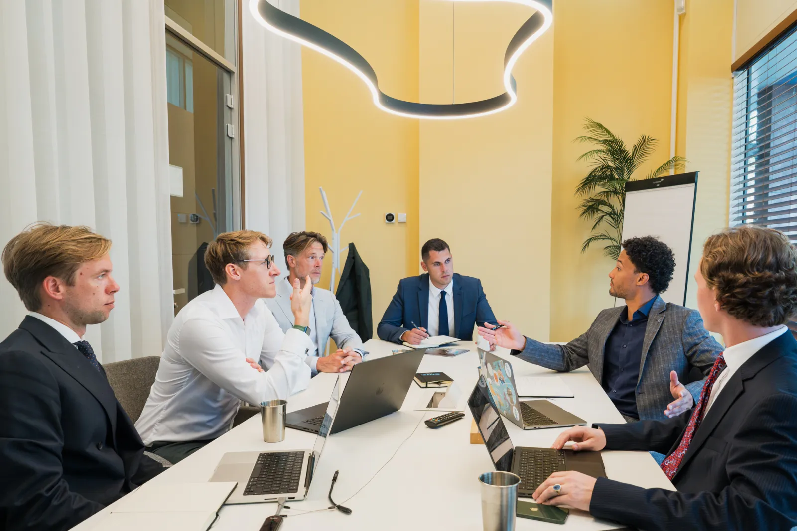 Teamoverleg in de vergaderruimte over het BOTS Selection Framework