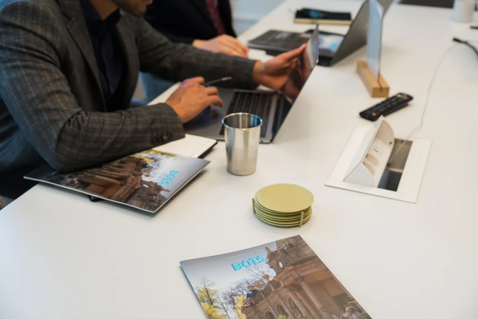 Twee mannen lezen samen het BOTS-magazine