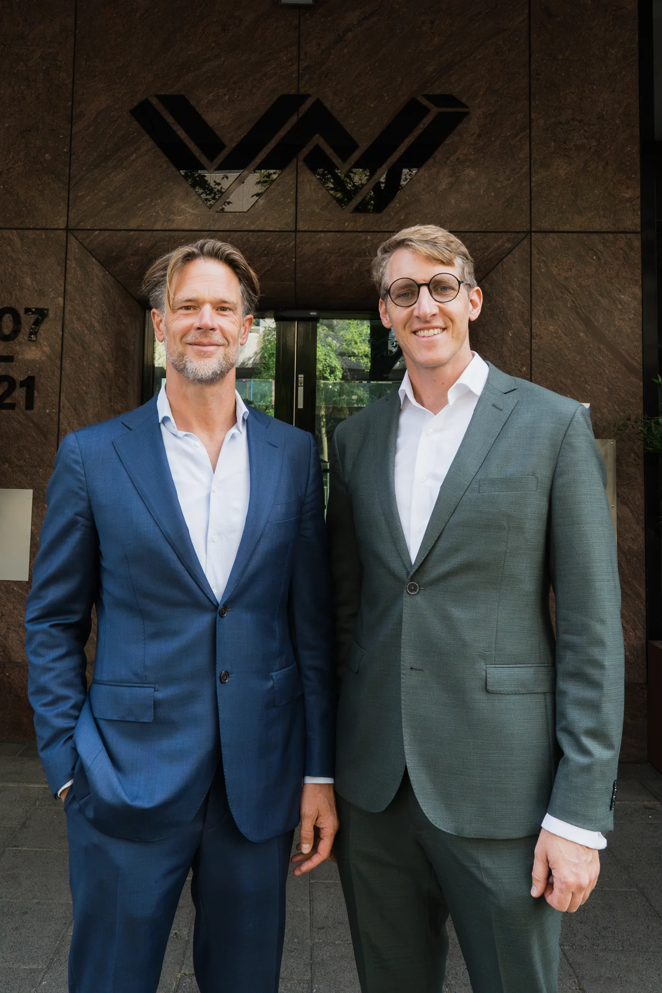 Colin Groos en Michiel Stokman, oprichters van BOTS Capital, bij de ingang van het kantoor