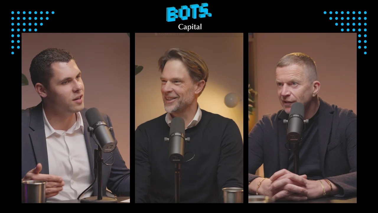 Drie sprekers met microfoons tijdens een opname van de Botscast