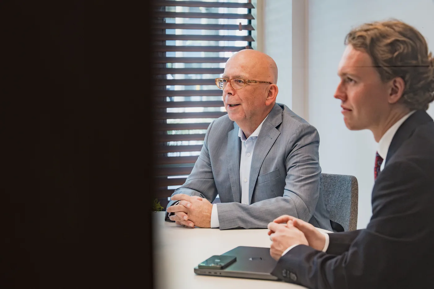 Belegger en adviseur nemen samen een portefeuille door aan een bureau